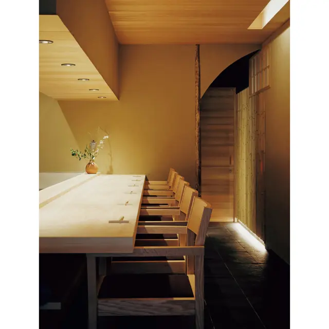 天井は赤杉の柾目、柱はこぶし、錆び丸太など、茶室や数寄屋の空間に用いる素材を贅沢に使用