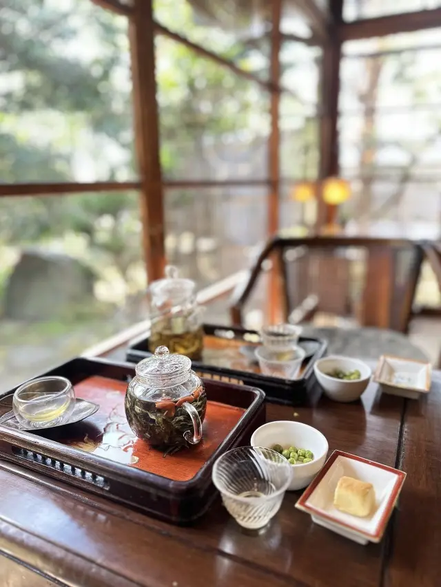 ユニクロネイビートップスで台湾茶を楽しみの画像_7