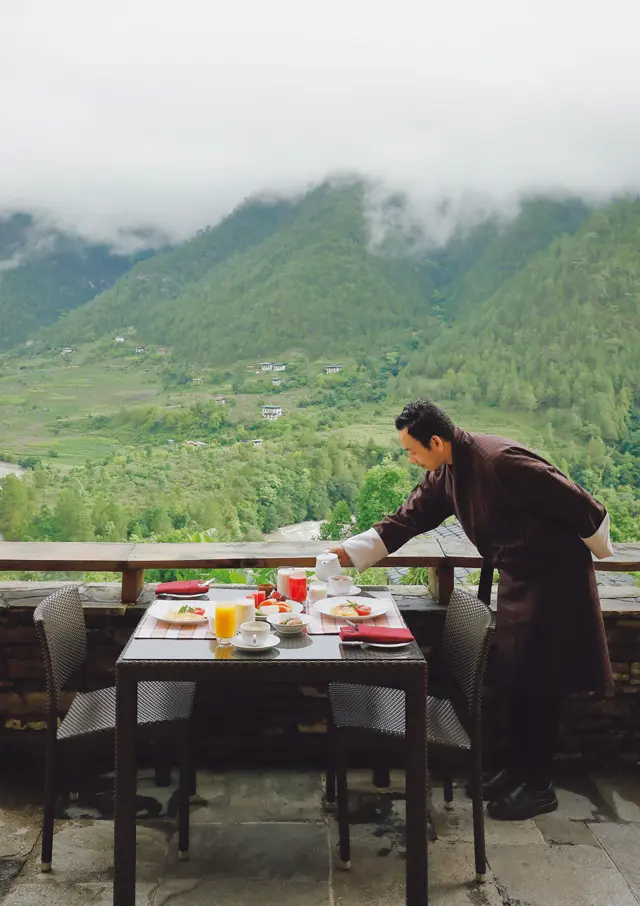 部屋に備わるテラスでは、朝食をルームサービスでいただくのも素敵。男性スタッフは、民族衣装の「ゴ」を着用している