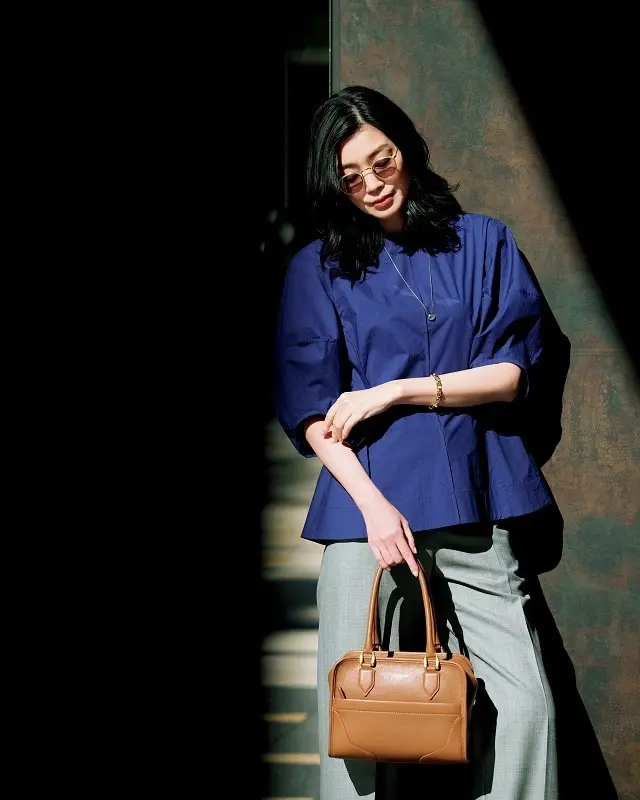 華やかネイビーのバルーン袖ブラウス、今季はこう着こなす！【50代に似合うコーディネートの正解】