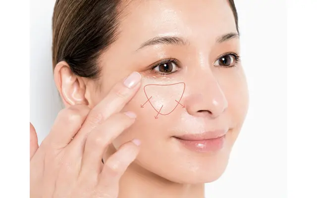 目の下の頰の三角ゾーンにトントンづけ