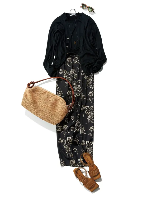 リゾート感のある花柄も「半分ブラック」なら都会的