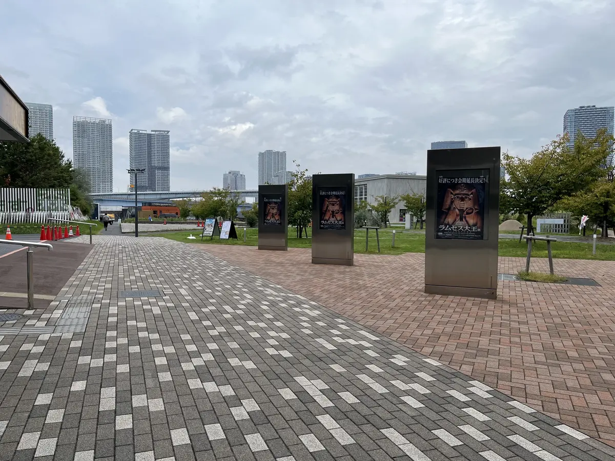 ラムセス大王展建物の前