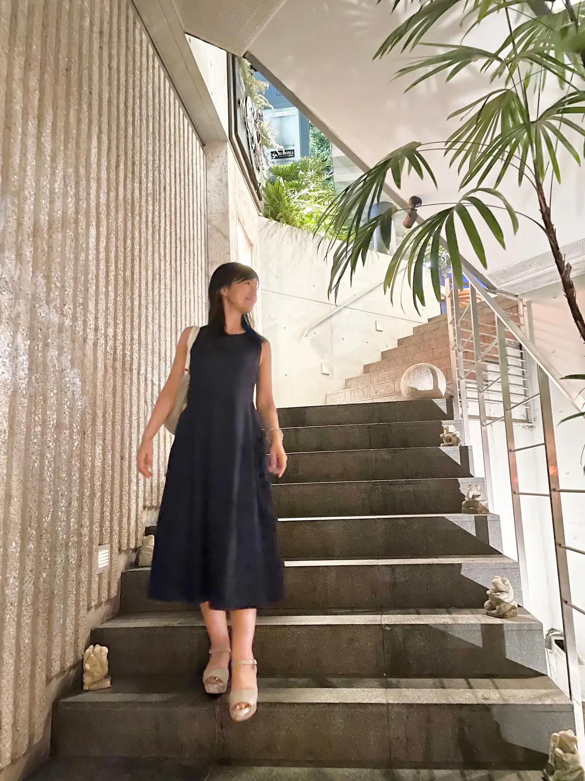 ネイビー、紺、ワンピース、ノースリーブ、ノースリーブワンピース、夏ワンピース、夏ワンピ、ワンピ、ユニクロ、UNIQLO、グレー、サンダル、グレーサンダル、スエード、スエード調、厚底、厚底サンダル、刺繍、シルバー、シルバー糸、ベルト付きサンダル、Pitti、網バッグ、白、白ストラップ、ワンポイント、バングル、ブレスレット、全身コーデ、夏、夏コーデ、夏ファッション、セミロング、ボブ、ボブヘア、ワンカール、Monsoon Cafe、モンスーンカフェ、入り口、階段、自由が丘、自由が丘店