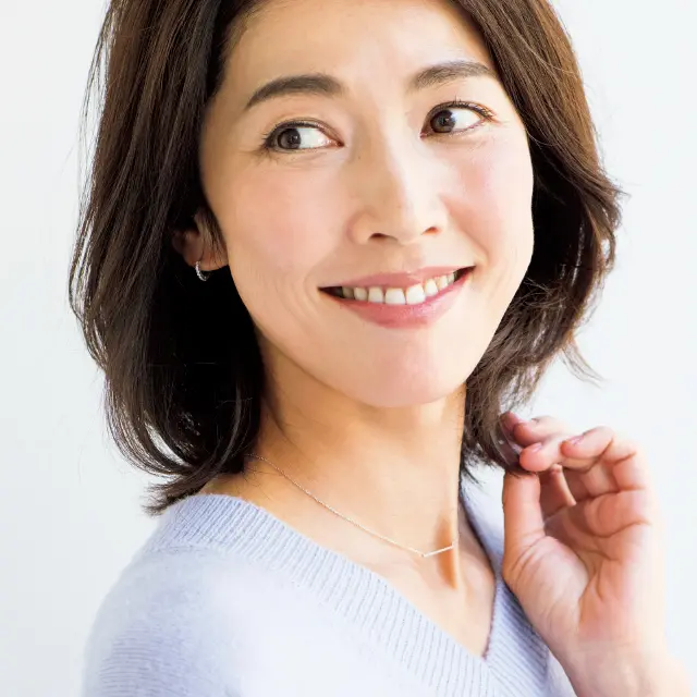 上品な華やぎ眉のメイクをした横山希世さん