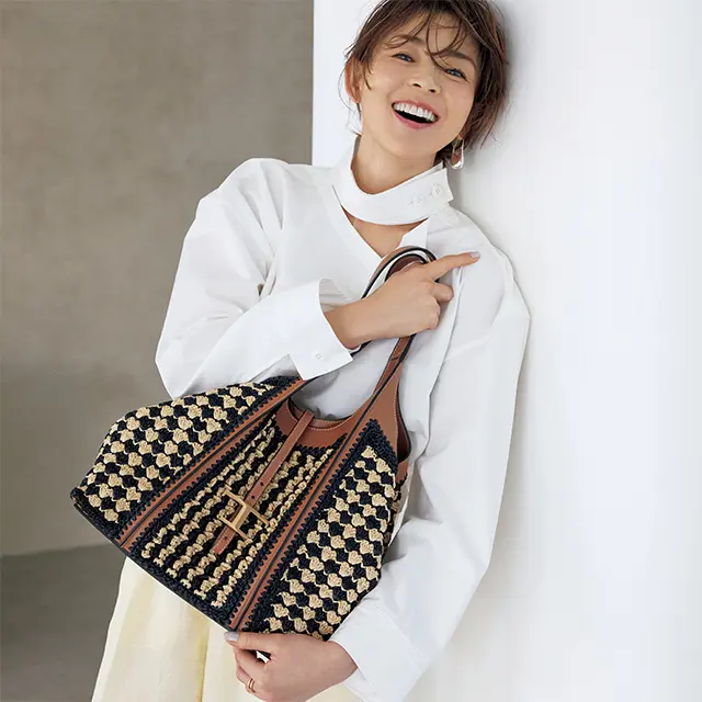 ヴィンテージ風のルックスが着こなしに奥行きを添えて