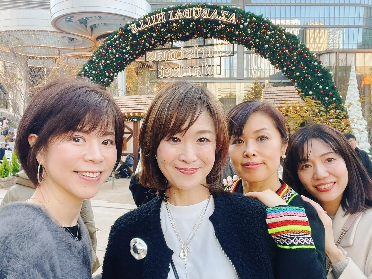 クリスマスマーケットの前で。ハイ、チーズ！