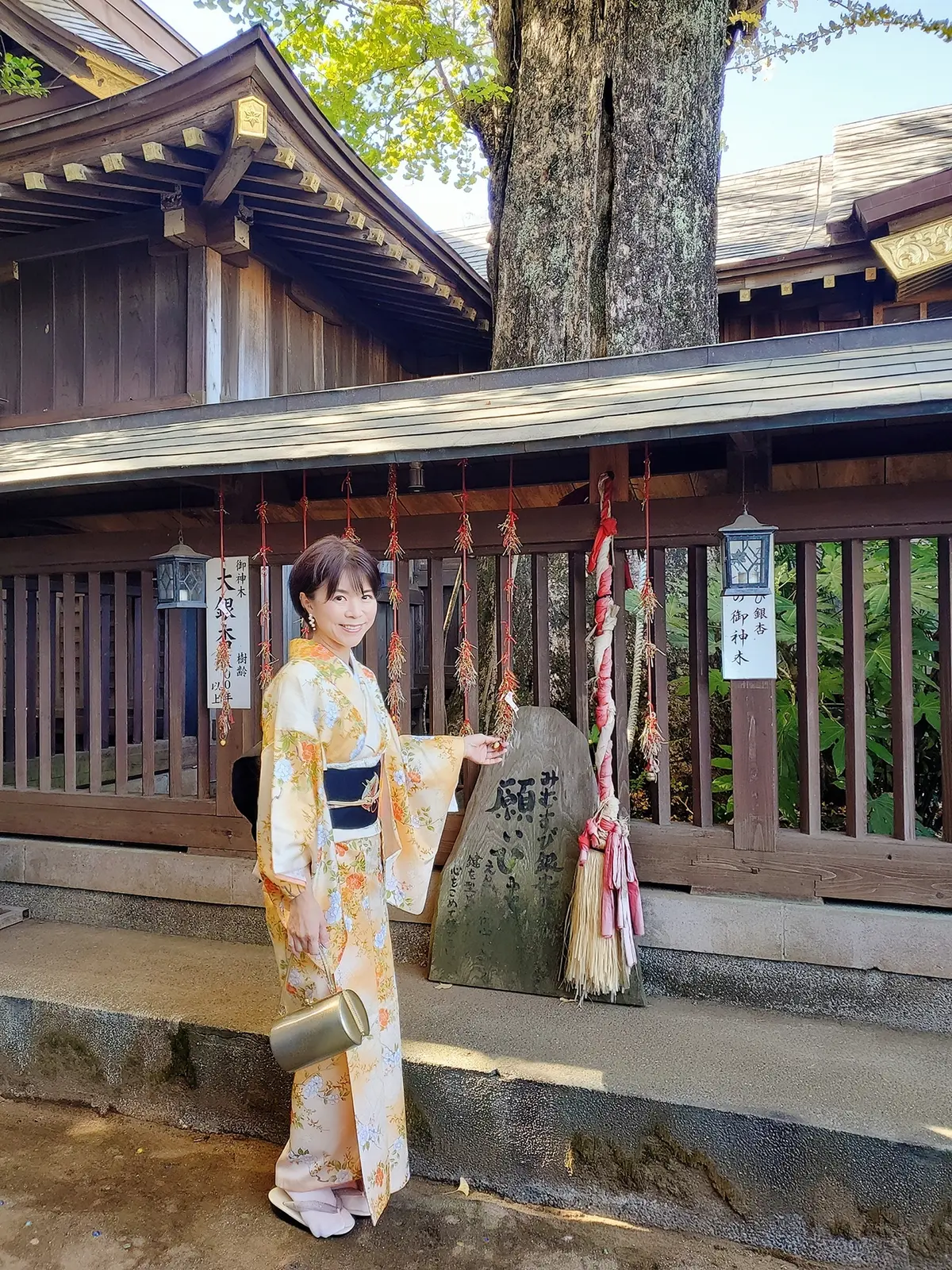 御神木の前で。
