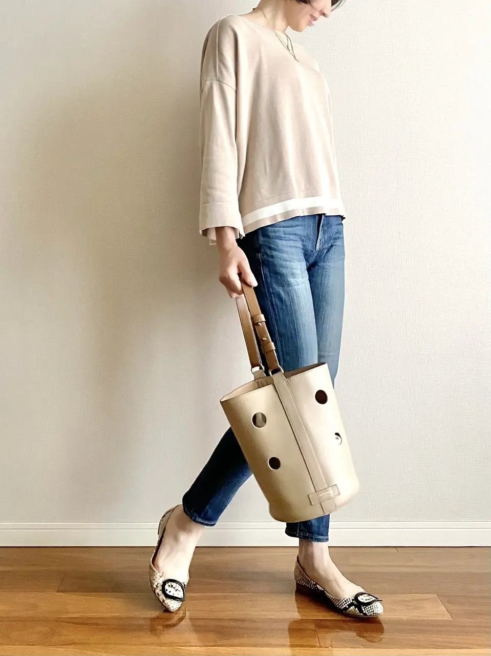 ELEVENTYベージュニット 横向き