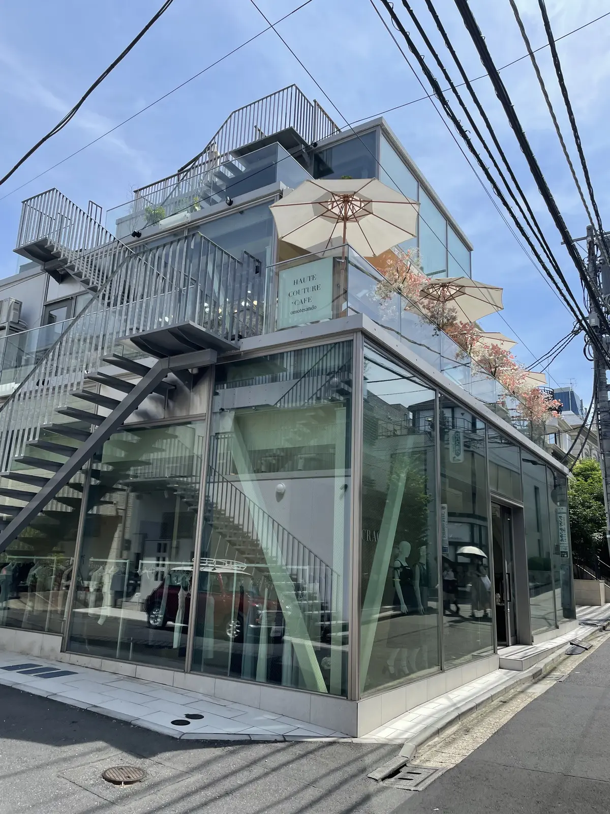 外観、表参道、HAUTE COUTURE CAFE表参道、HAUTE COUTURE CAFE、オートクチュールカフェ、ピーチアフタヌーンティー、桃のアフタヌーンティー、桃パフェ、パフェ、ピンク、ピンクのワンピース、ワンピース、ノースリーブワンピース、ワンピースコーデ、ロングヘア、黒髪、可愛いアフタヌーンティー、美味しいアフタヌーンティー、豪華なアフタヌーンティー、お花の世界、店内、スイートピー、かすみそう、霞草、かすみ草、アフタヌーンティー、ソファ席