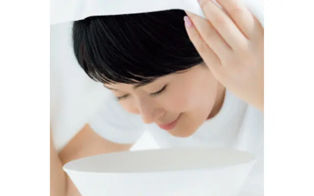 《2》洗面器に顔を近づけ、頭をタオルで覆い、スチーム蒸し状態にして約30秒。