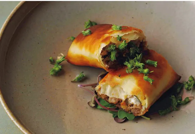 春巻き。北海道産羊肉とサワークリームと合わせてムサカ風に。①・②はともに￥15,000〜（サ別）のコースより