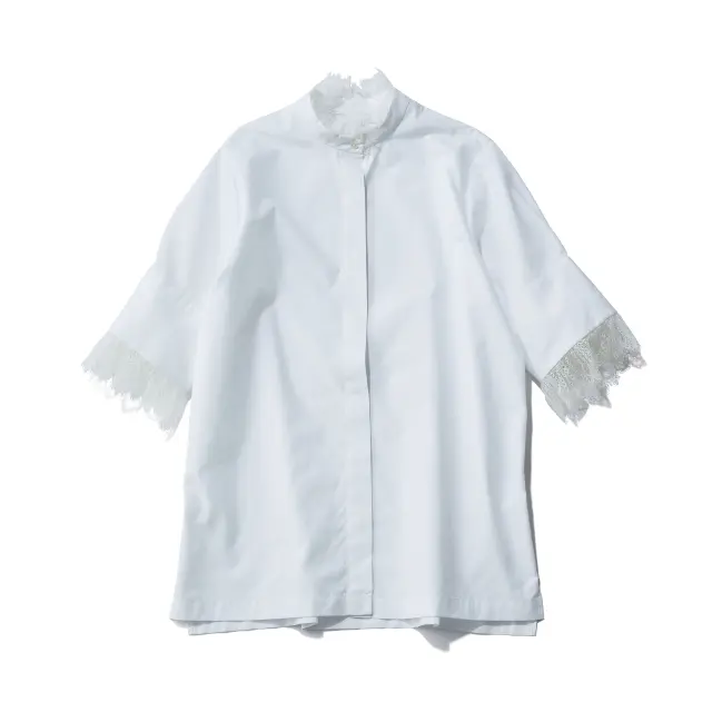 ブラウス￥25,300／サードマガジン