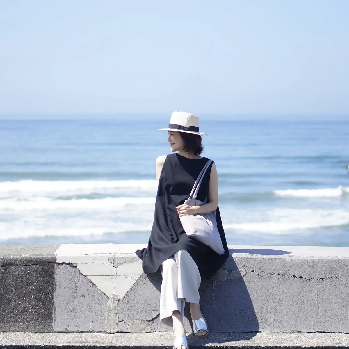 効かせる黒とGUのシルバーサンダルの画像_1