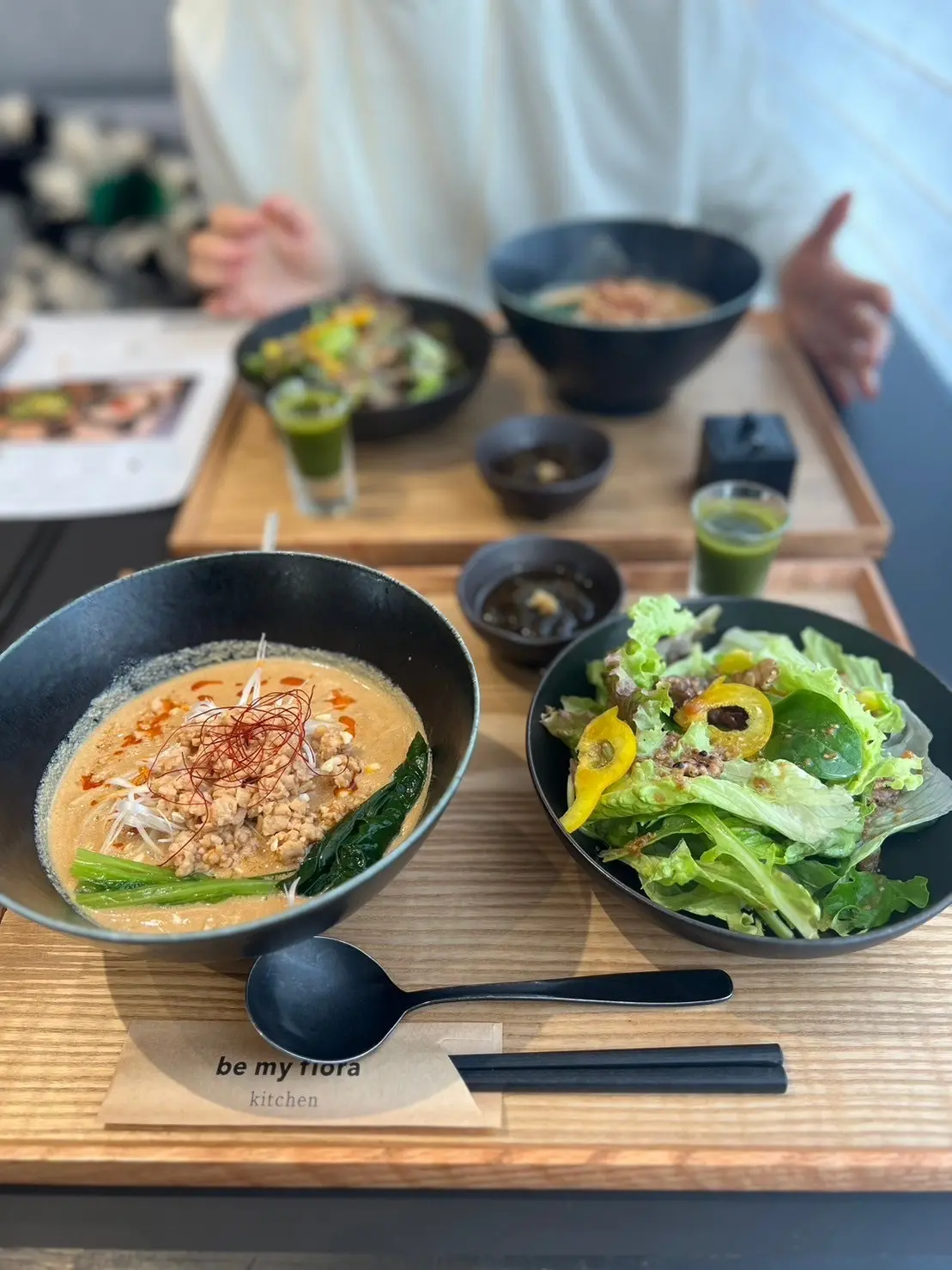 bemyflora　担々麺　サラダ　ケールジュース