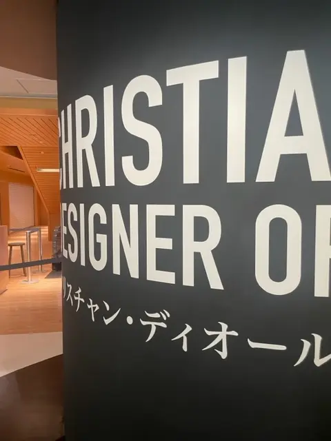 クリスチャンディオール　展覧会入口