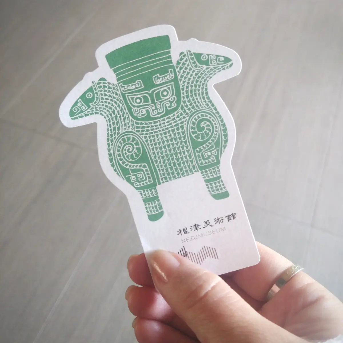 南青山の根津美術館、日本庭園、40代ファッション、ザラのジャンパースカート、トゥモローランドのカシミヤストール、紅葉