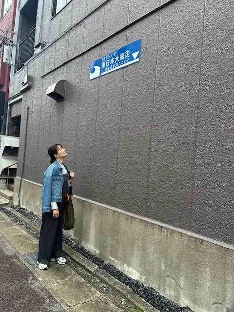 街の一角に、東日本大震災の爪痕を物語るプレートがありました。