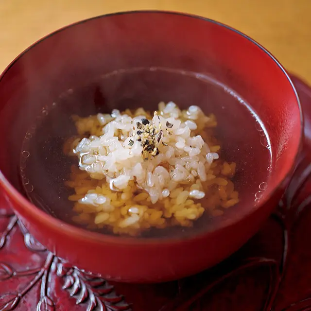 ❺締めはごはんにだしをかけ、こしょうを