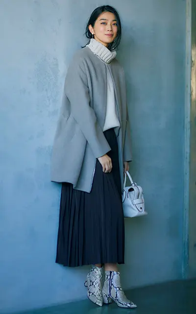 足もとにパイソン柄を投入したグレートーンコーデのゆうき