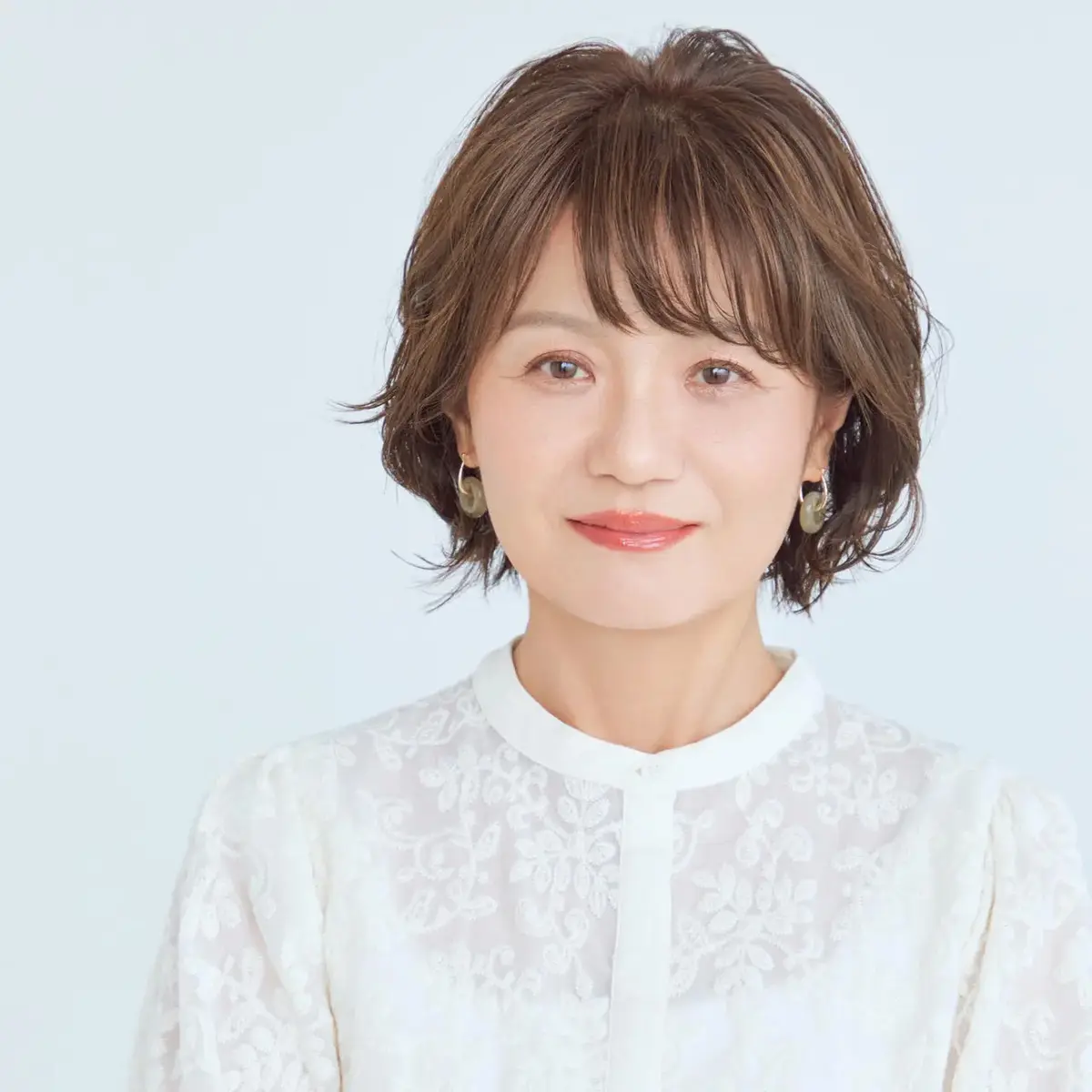 ボリュームアップも華やかさも！テクニックレスで決まる長めショートヘア【50代髪型・ヘアスタイル】