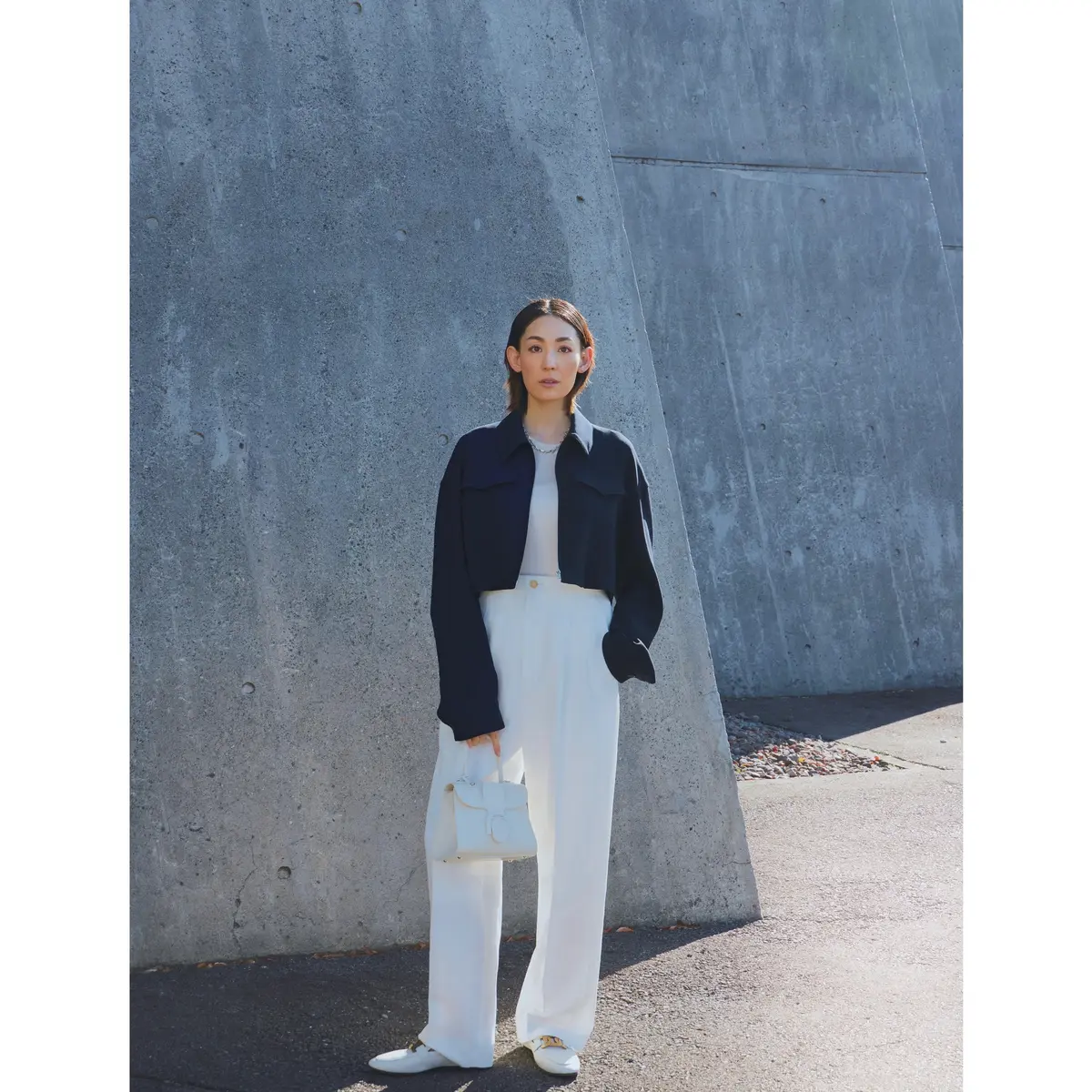 ネイビーショート丈ジャケットと白ワイドパンツのコーデ　モデル・LIZA