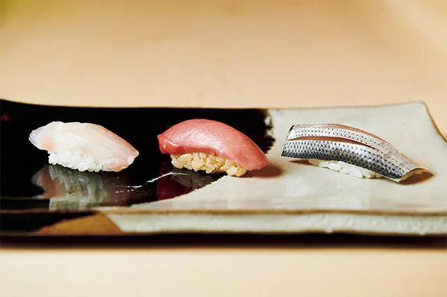 握りは、左から白甘鯛昆布〆、マ グロ中とろ、小肌。最高級の素材が繰り出される