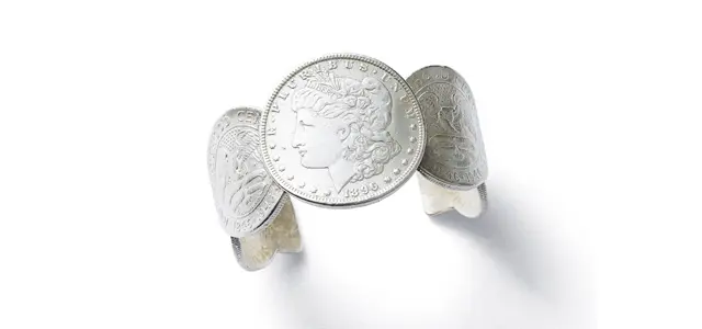 バングル￥63,800／ホワイトオフィス（ジジ）