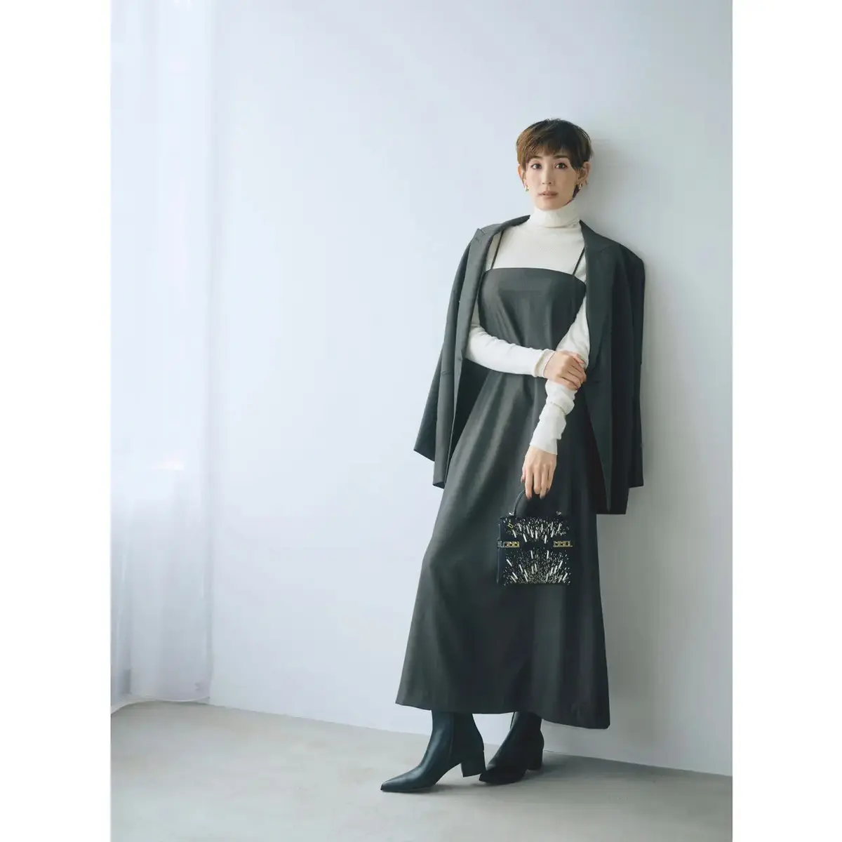 ジャケット×ワンピースのセットアップでかっこいい女性らしさを表現。気温10℃