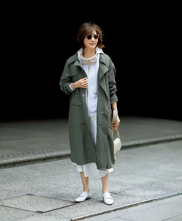 トレンチからフードがのぞく、アウター×アウターの新提案