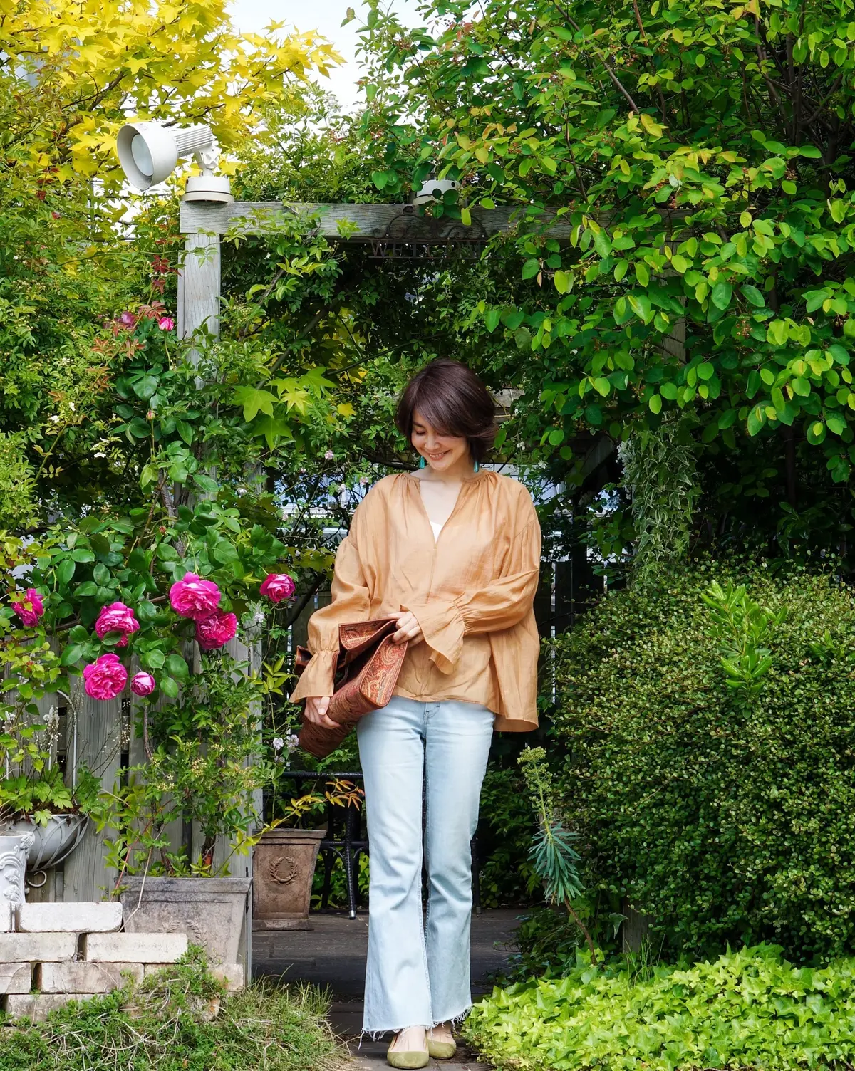 初夏の気分を高めてくれるギャザーブラウスの画像_1