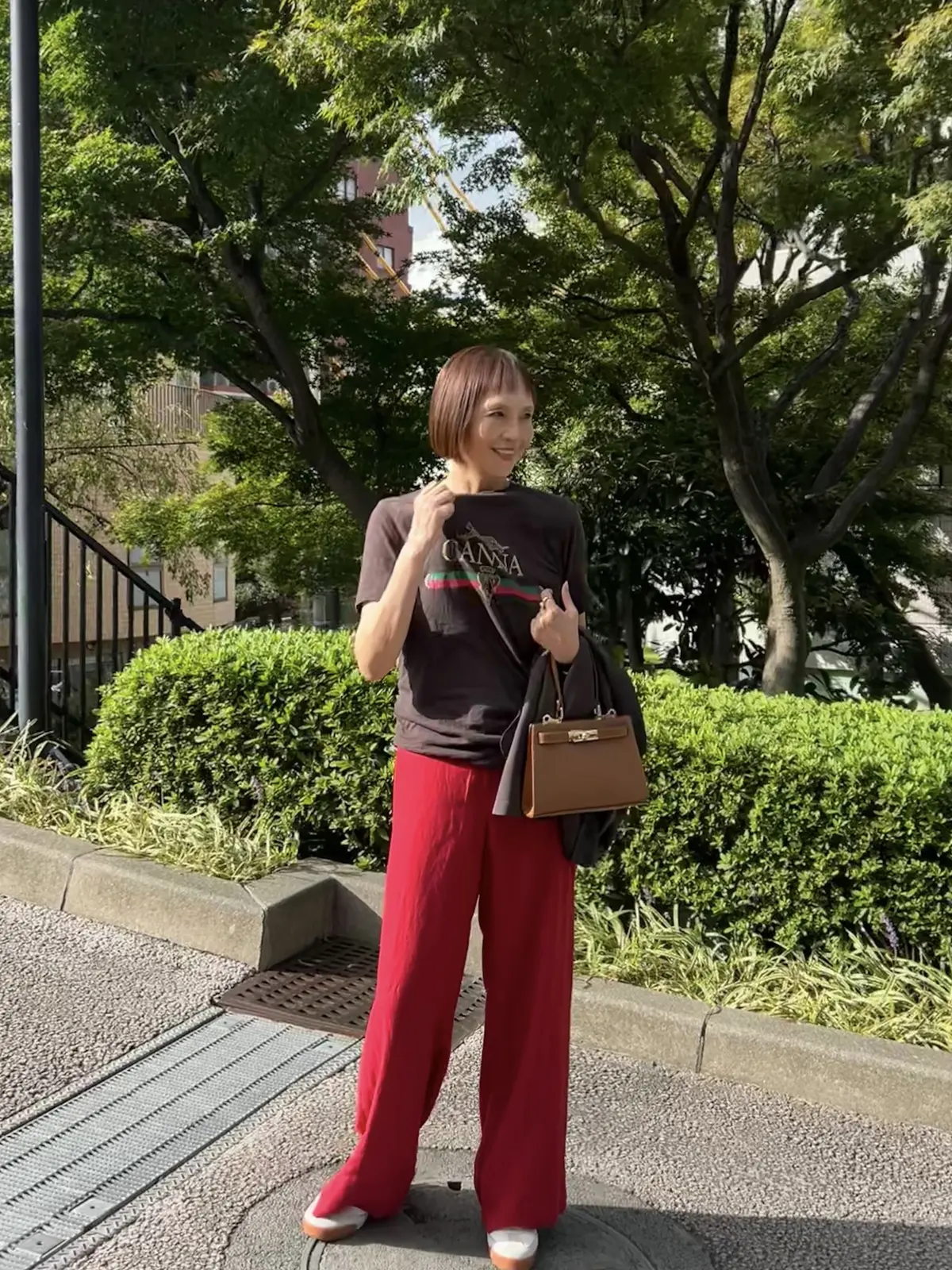 秋コーデ　ジャケットコーデ　スニーカーコーデ　パンツコーデ　アラフィフコーデ　ミニボブ　ショートボブ　DeuxiemeClasseTシャツ　赤パンツ　