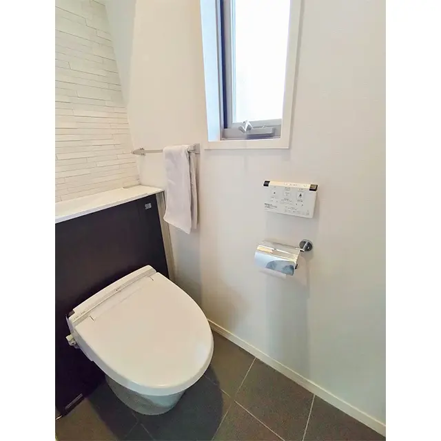 床にタイル、壁面に「エコカラット」。 築15年でも新鮮な気分に！（優美さん）