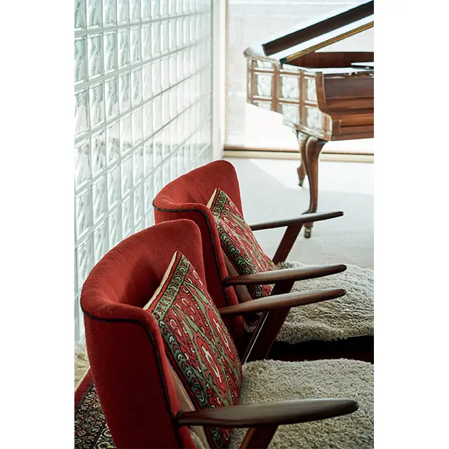 チェア、クッションとさし色の赤が効果的にあしらわれている。