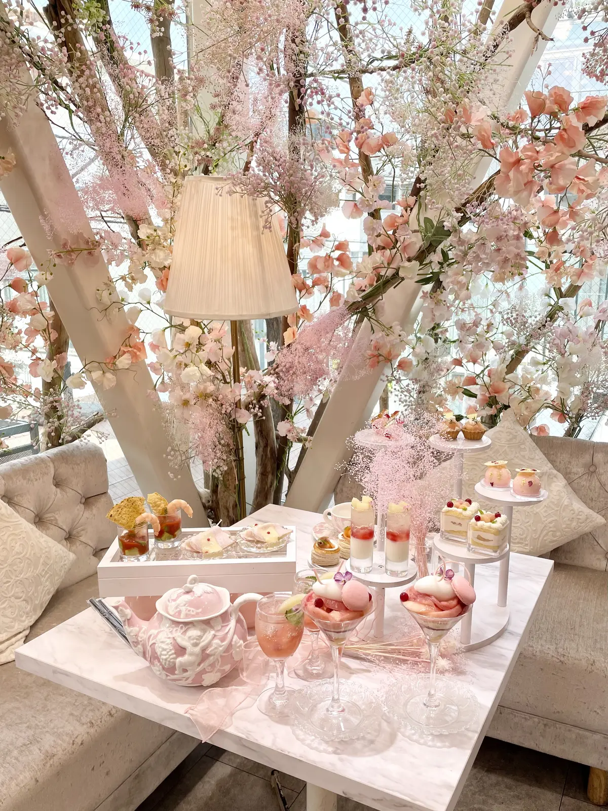 表参道、HAUTE COUTURE CAFE表参道、HAUTE COUTURE CAFE、オートクチュールカフェ、ピーチアフタヌーンティー、桃のアフタヌーンティー、桃パフェ、パフェ、ピンク、ピンクのワンピース、ワンピース、ノースリーブワンピース、ワンピースコーデ、ロングヘア、黒髪、可愛いアフタヌーンティー、美味しいアフタヌーンティー、豪華なアフタヌーンティー、お花の世界、店内、スイートピー、かすみそう、霞草、かすみ草、2人席、2人アフタヌーンティー、ソファ席