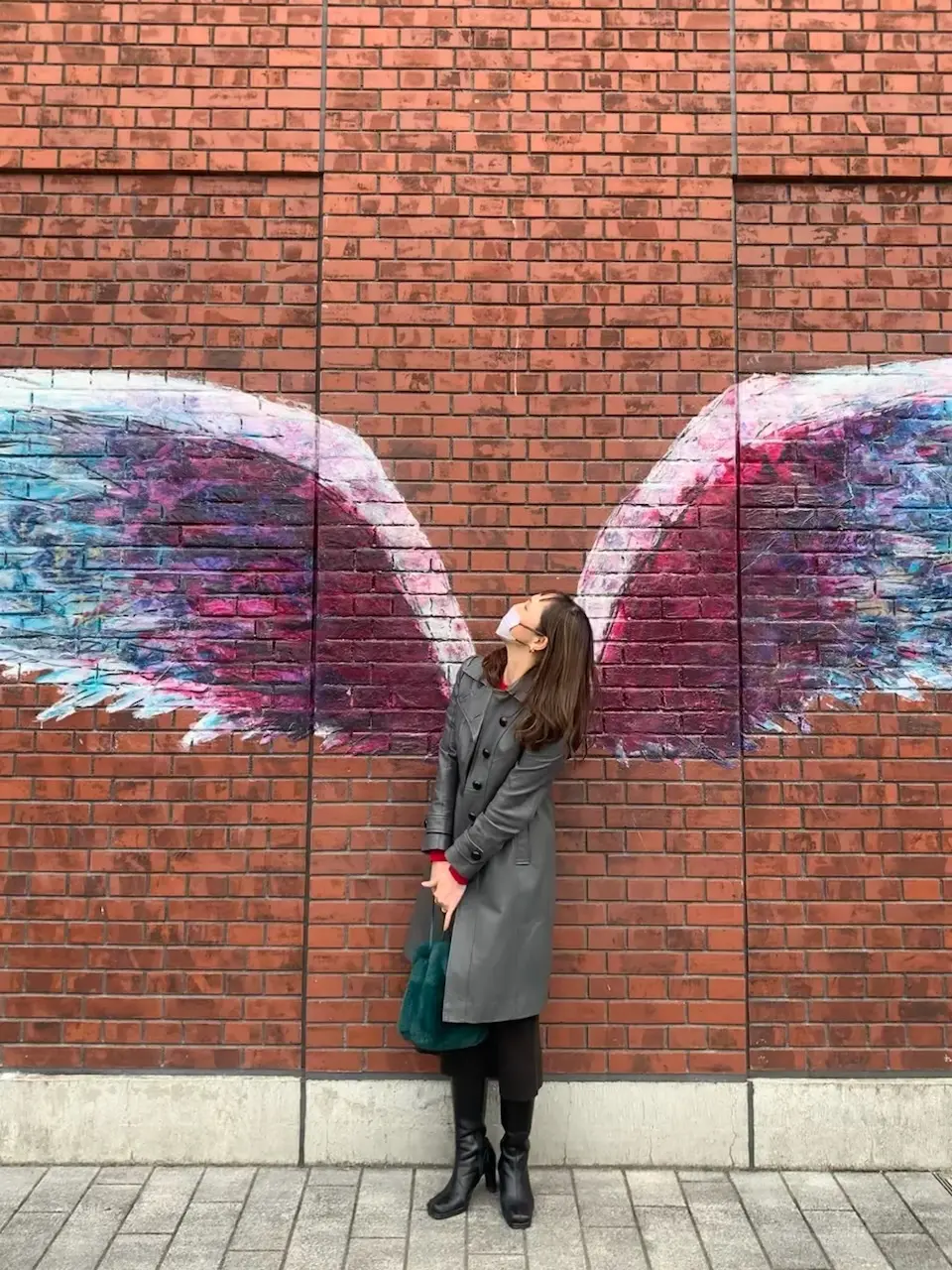 マリン&ウォークの入り口に描かれている翼の壁画