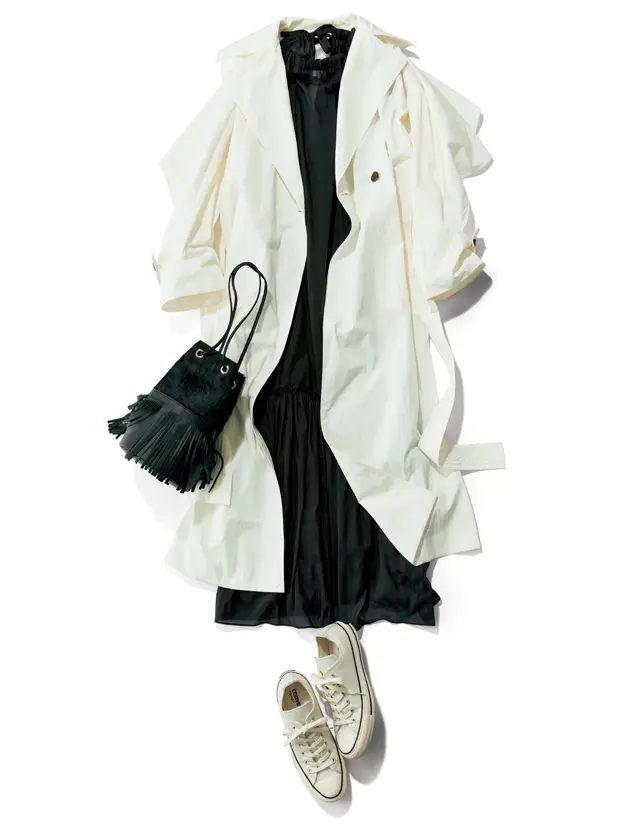 高機能素材の軽量ロングコートとシアーなブラックワンピースコーデ