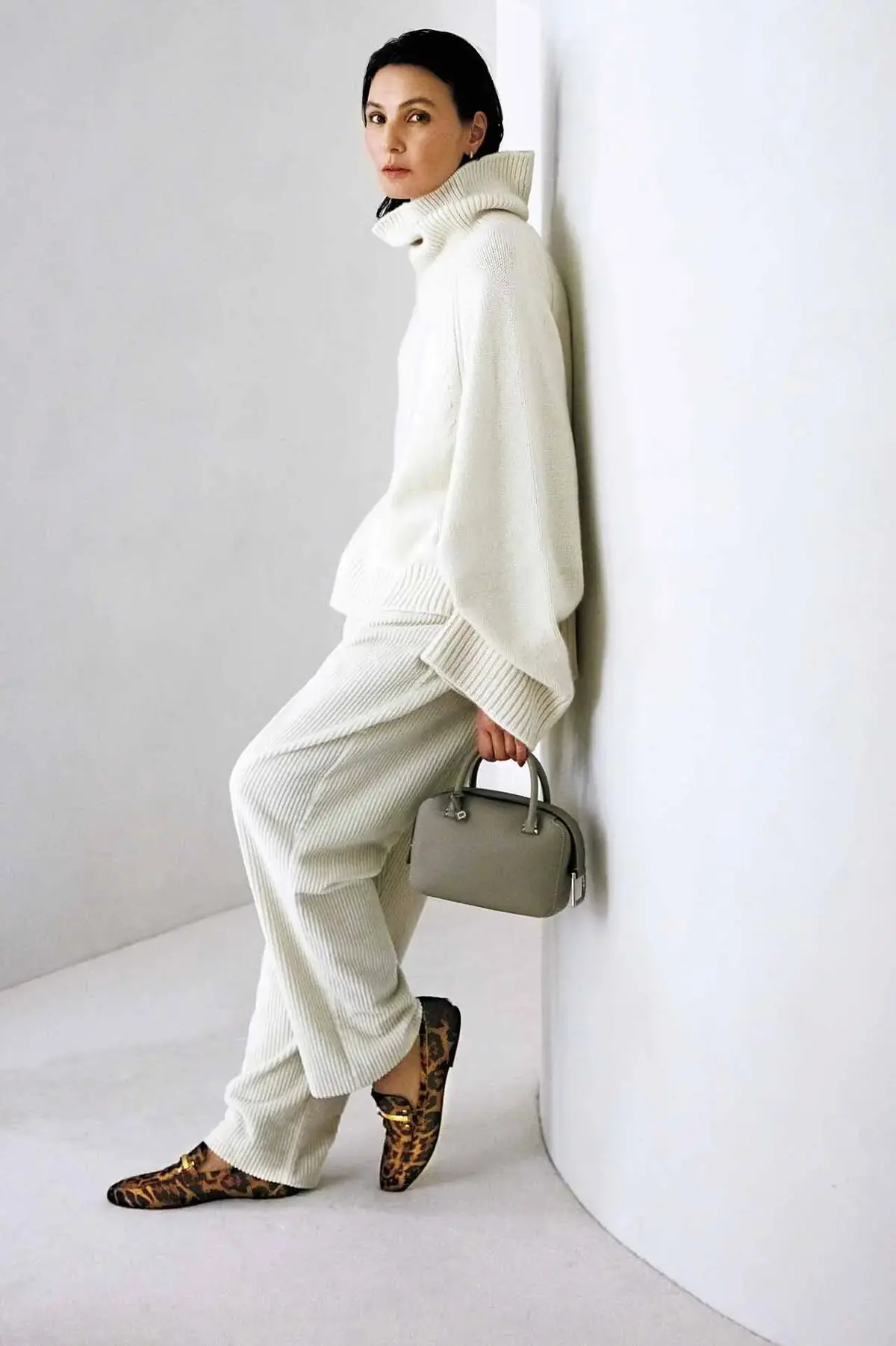 クリーンなホワイトスタイルの足もとにレオパードを。簡単にしゃれ見えするアプローチ