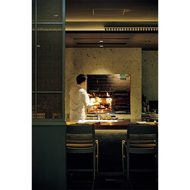 大原の厳選した食材と新鮮な野菜を中心に、 プリミティブな薪火料理を楽しめるレストラン「MALA」。