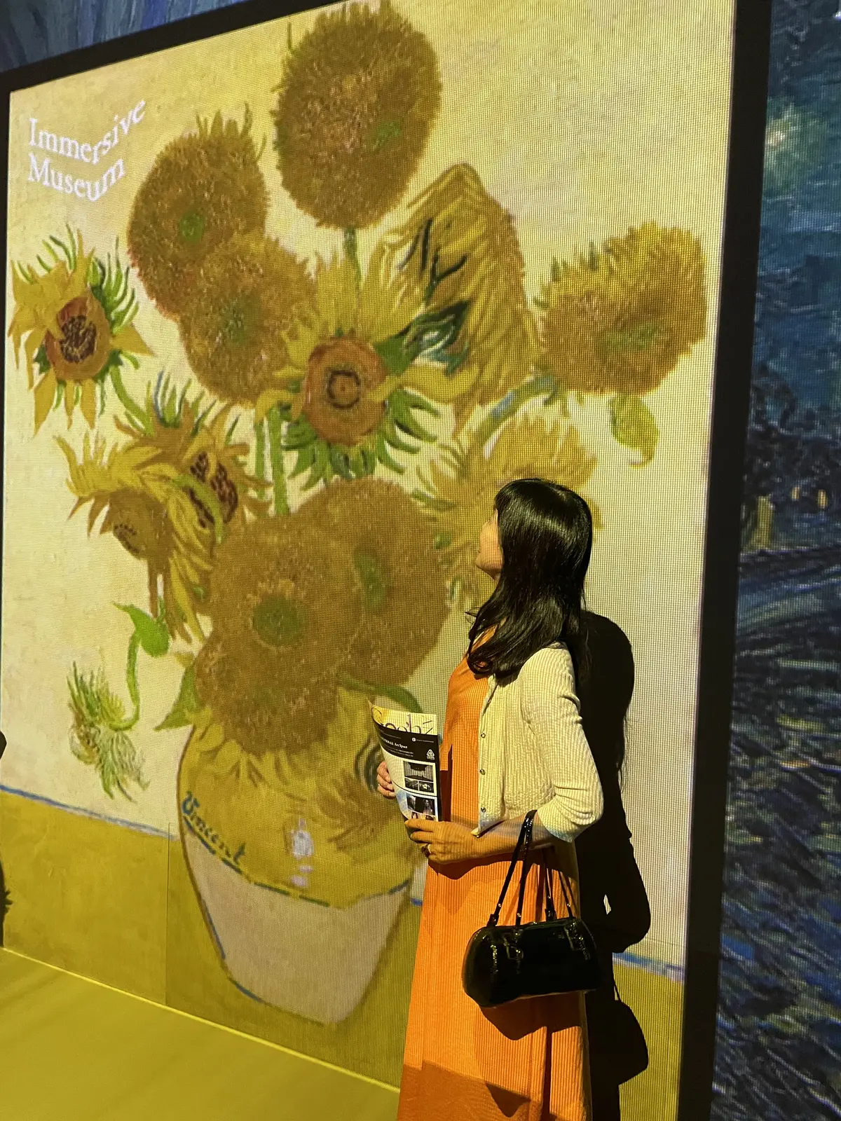Immersive Museum TOKYO 2023、イマーシブミュージアムTOKYO 2023、オレンジ、ワンピース、ワンピースコーデ、ハロウィン、秋、ハロウィンコーデ、秋服、秋服コーデ、カーディガン、ゴールド、ベージュ、シャンパンゴールド、ボレロ、ベージュカーディガンボブ、ボブヘア、ゴッホ、ひまわり、向日葵、絵画、名画、フィンセント・ファン・ゴッホ、フィンセント・ヴィレム・ファン・ゴッホ、ポスト印象派、印象派、黒、黒バッグ、型押しバッグ、黒エナメルバッグ、エナメルバッグ、エナメル型押しバッグ