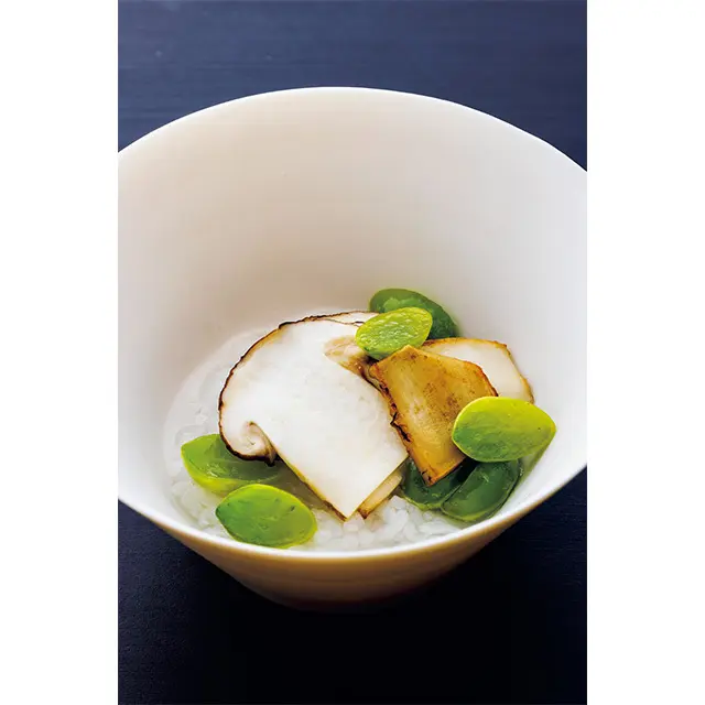 すし めしを昆布だしで軟らかく炊いた「松茸のしゃり粥」。揚げ銀杏と松茸がのる