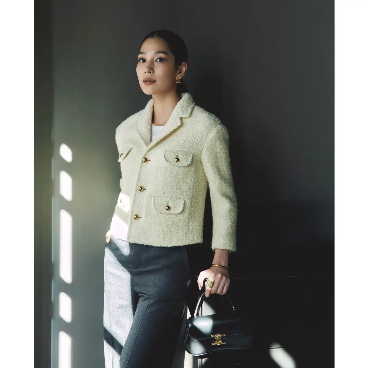 ペールイエローのツイードジャケットにグレーパンツを合わせたコーディネート　モデル・大塚まゆか