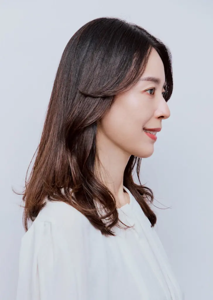 Webエクラ 横から見たセミロングヘアスタイル