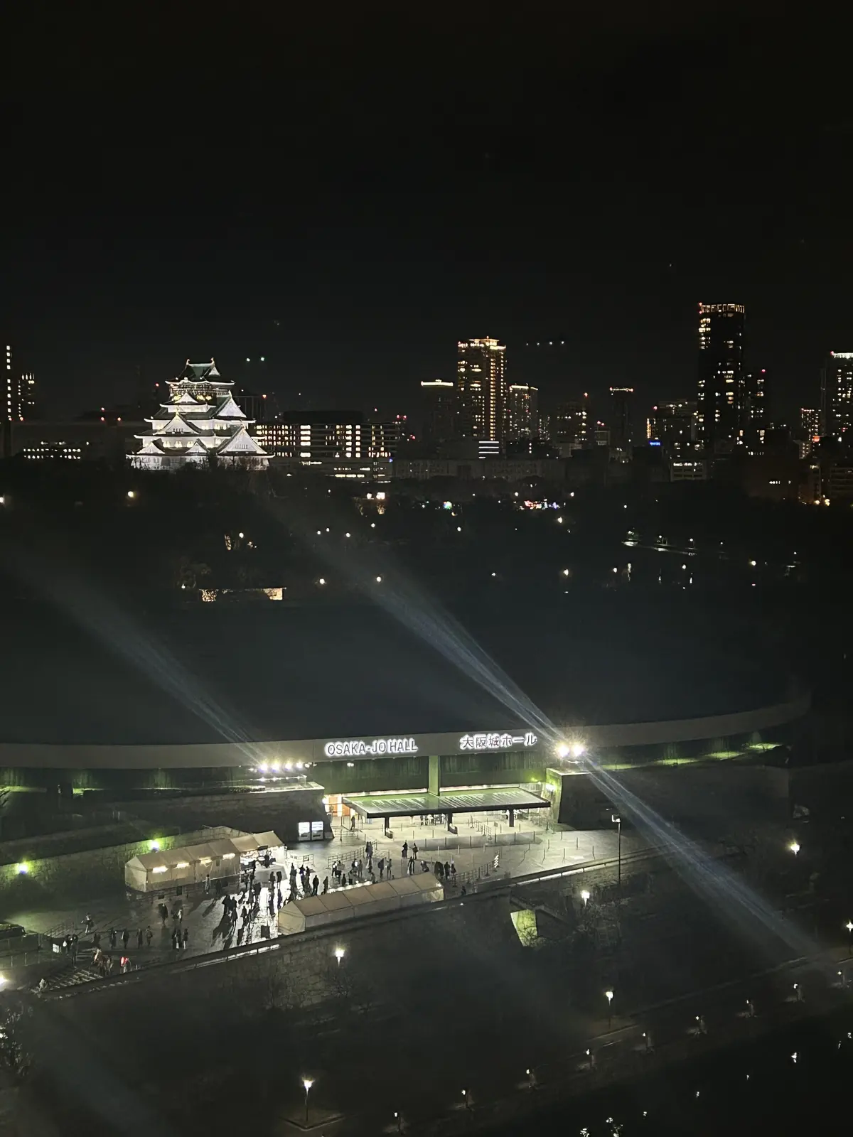 大阪城と大阪城ホール