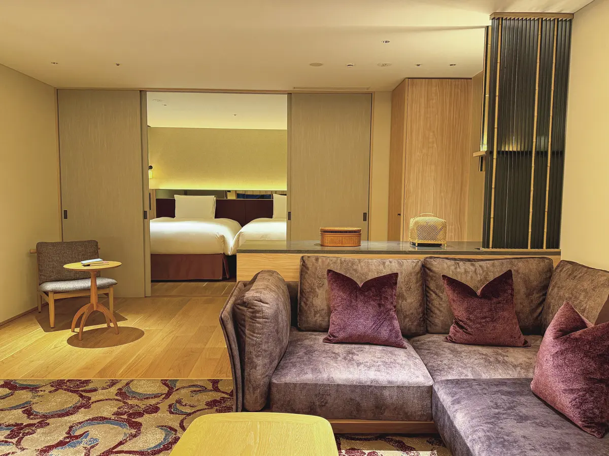 銀座新しい魅力を堪能。都会の日本リゾート『ふふ 東京 銀座』開業　7階のプレミアムスイート「寒椿」。約 94㎡で「ふふ」らしい大きなソファが心地よい