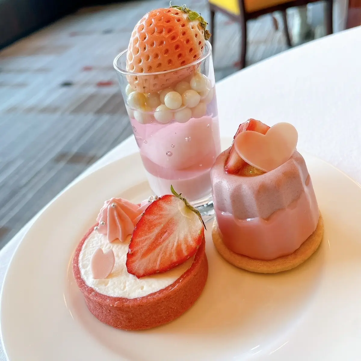 コンラッド東京「桜といちごのアフタヌーンティー」のピンク色のスイーツ