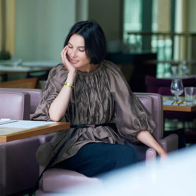 コットンシルクの光沢で 軽やかに装うサマーブラウン