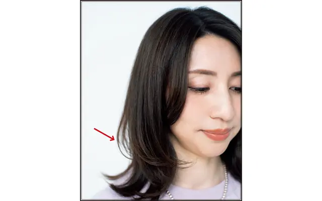 ストレートヘアになじまないよう、ボリューム出し用の毛束をあえてレイヤーでつくっている。