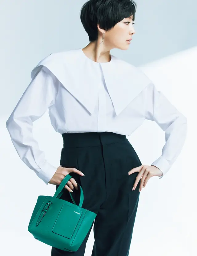 フロントに華のある白ブラウスのLIZA