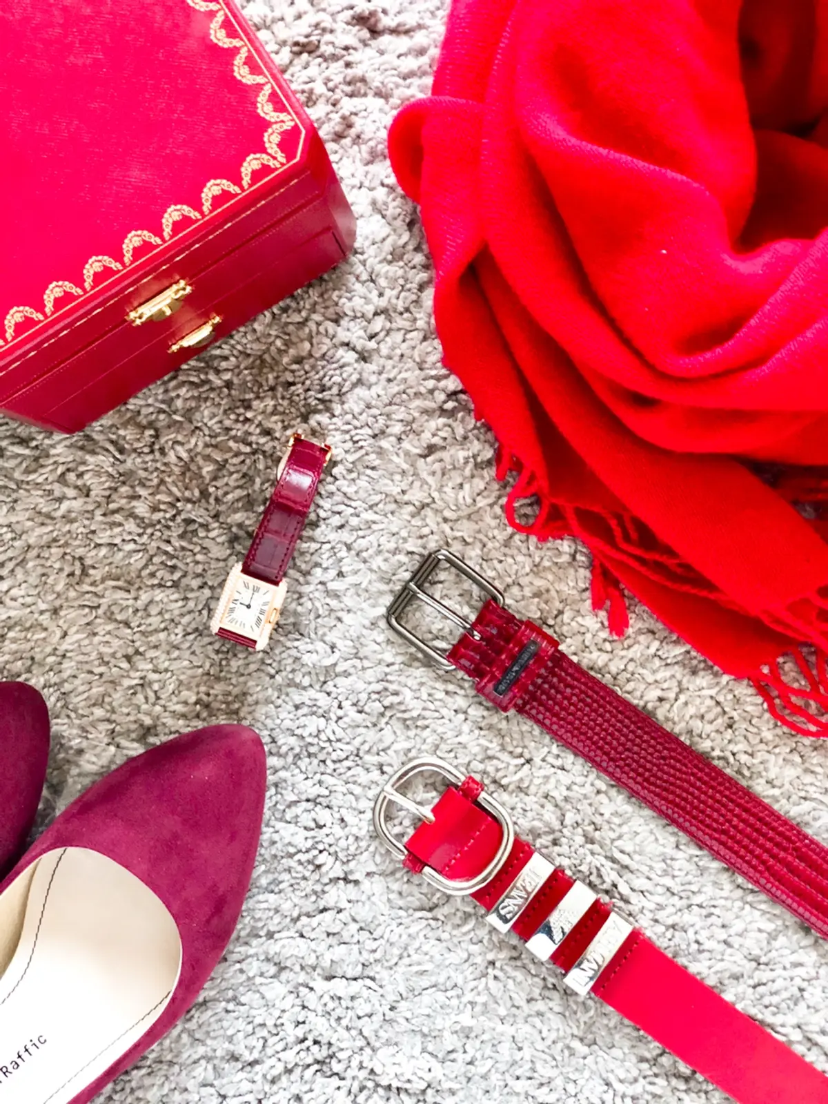 小物で効かせる赤の画像_2